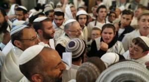 הרב אליהו והמתפללים במערת המכפלה צילום: באדיבות המצלם טיולים