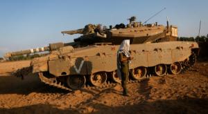 שילוב הנשים מרחיק דתיים? חייל דתי מתפלל ליד טנק צילום: פלאש 90. מרים אלסטר חדשות