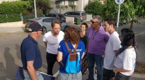 ח"כ פולקמן משוחח עם פעילי כחול לבן מחות לביתו צילום: תומר וינר חדשות