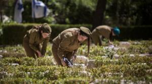  חיילות על קברי חללי צה"ל צילום: פלאש 90. הדס פרוש פוליטי