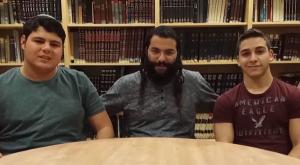המדריך ושניים מתלמידי המחזור צילום: צילום מסך מיוטיוב חינוך