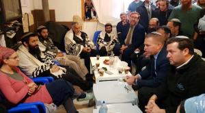 ארדן מנחם את משפחת שבח צילום: רועי חדי חדשות