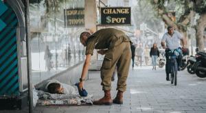 החייל מאכיל את מחוסר הבית צילום: דניאל מזרחי חדשות