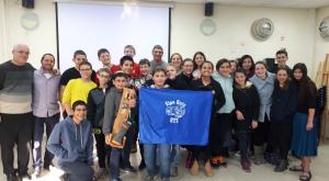 תלמידי בית הספר עם מאיו צילום: אשרת אדר חדשות