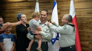 ישורון מקבל דרגת אל"מ מהרמטכ"ל ורעייתו צילום: דובר צה"ל חדשות