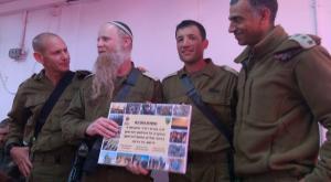 הרב שנרב מקבל את תעודת ההוקרה צילום: באדיבות המצלם חדשות