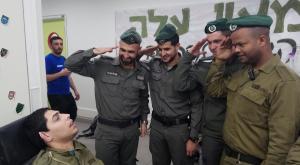 הלוחמים מצדיעים לילדים צילום: עמיחי דוד, יהודה חנימוב חינוך