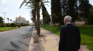 שמעון פרס על רקע הכור בדימונה. למצולם אין קשר לכתבה צילום: פלאש 90. Atomic Energy Commission חדשות