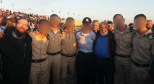 הרב סדן לצד י' ובוגרים נוספים של הקורס צילום: מוסדות בני דוד חדשות