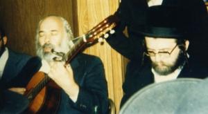 הרב קרליבך מנגן  צילום: היכל-הקודש - אני יצרתי. GFDL. ויקיפדיה מוזיקה