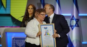 בנט נושק לפרץ צילום: פלאש 90. הדס פרוש חדשות
