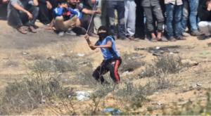 רעול בנים מיידה אבנים לעבר כוחות צה"ל צילום: דובר צה"ל חדשות