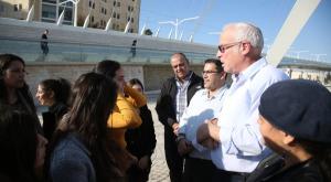 השר אריאל עם מתנדבות השירות הלאומי צילום: דוברות השירות הלאומי חדשות