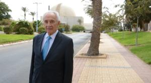 שמעון פרס על רקע הכור בשנת 2014 צילום: פלאש 90.Atomic Energy Commission חדשות