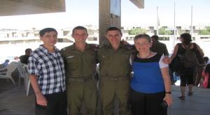 הדר הי"ד עם הוריו ואחיו צילום: באדיבות משפחת גולדין חדשות