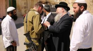 מקבל תמיכה גם מחיילים. הרב אליהו וחייל צה"ל צילום: אוריה הלר חדשות