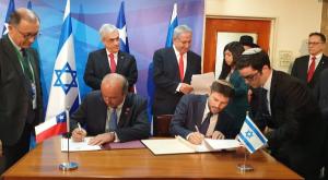 סמוטריץ' חותם על ההסכם החדש צילום: דוברות שר התחבורה חדשות