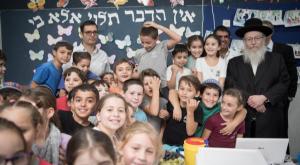 חינוך מעורב, מלכתחילה? תלמידים עם סגן השר ליצמן צילום: פלאש 90. הדס פרוש חינוך