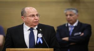 יעלון. שולח אצבע מאשימה לנתניהו צילום: פלאש 90. נעם רבקין פנטון ביטחון