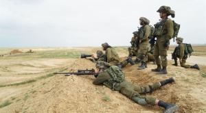 לוחמי צה"ל על גדר הגבול עם עזה. למצולמים אין קשר לכתבה צילום: דובר צה"ל חדשות