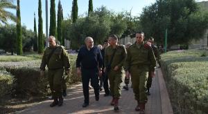 ממשיך לאיים על חמאס. השר ליברמן באוגדת עזה צילום: אריאל חרמוני. משרד הביטחון חדשות