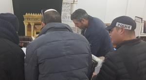 השוטרים בבית המדרש של הישיבה צילום: חוננו חדשות