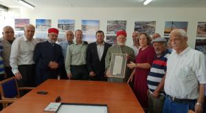 מתקבצים לחזות בקלף העתיק והגנוב צילום: רועי חדי חדשות