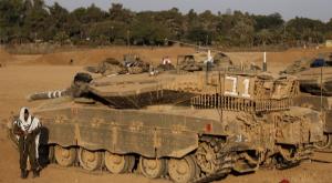 סרבנות או שיתוף פעולה? חייל מתפלל ליד טנק צילום: פלאש 90. מרים אלסטר חדשות