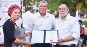 הוריו של בן גל עם הרב פרץ צילום: אולפני חן-צלמים חינוך