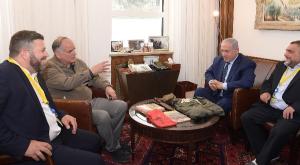 ראש הממשלה ואחיו עם פקודו של יוני נתניהו צילום: עמוס בן גרשום. לע"מ חדשות