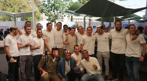 חיילי ההסדר הטריים והקצין שמנסה לעזור להם מבחינת הלימוד צילום: באדיבות המצולמים חדשות
