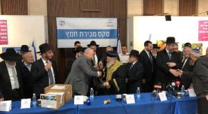 הרבנים הראשיים וג'אבר במעמד מכירת החמץ צילום: שלומי אמסלם לע"מ חדשות