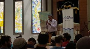 הרב פרץ נואם בפני התלמידים צילום: רוח ישראלית חדשות