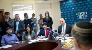 תוקף את לפיד וליברמן. בנט בישיבת הבית היהודי צילום: פלאש 90. מרים אלסטר חדשות