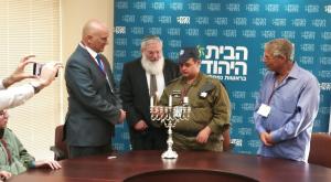 בן דהן מדליק נר עם אחד החיילים צילום: דוברות סגן שר הביטחון ברנז'ה