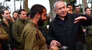 יושב על קפה עם החיילים. נתניהו בשטח צילום: קובי גדעון, לע"מ חדשות