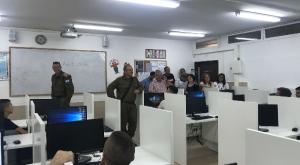 תא"ל פוקס מבקר תלמידים בשדרות צילום: דובר צה"ל חדשות