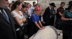 ילדיו של פולד בהלווייה צילום: פלאש 90. גרשון אלינסטון חדשות
