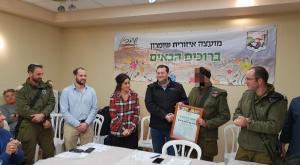 הלוחם עם התושבת שהציל צילום: רועי חדי חדשות