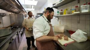 משגיח במסעדה. למצולמים אין כל קשר לכתבה צילום: פלאש 90. Johanna Geron חדשות