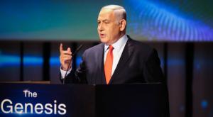 מברך את מזכירו הצבאי. נתניהו צילום: פלאש 90 ביטחון
