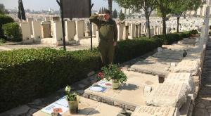 לוחם מילואים מצדיע לחללי חטיבתו צילום: ללא קרדיט יום הזכרון