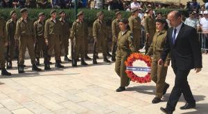 השר בנט בטקס יום הזיכרון בראשל"צ צילום: דוברות שר החינוך יום הזכרון