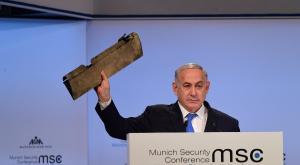 נתניהו מציג חלק מהמל"ט האיראני במהלך נאומו בוועידת מינכן צילום: עמוס בן גרשום, לע"מ חדשות