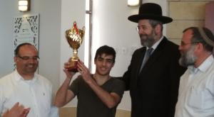הרב לאו מעניק גביע הוקרה להראל ציון צילום: דוברות הרבנות הראשית לישראל תרבות