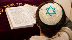 ילד מתפלל צילום: EAZN / Shutterstock.com חדשות