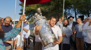 הכנסת ספר תורה בחומש צילום: רועי חדי חדשות