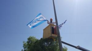 שלמה נאמן תולה את דגל הריבונות צילום: מועצה אזורית גוש עציון חדשות