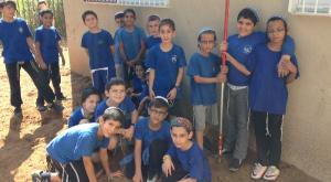 תלמידי כיתה ג' ב"נעם פרדס חנה" בהקמת גינת ירק צילום: רשת החינוך "נעם-צביה" חינוך