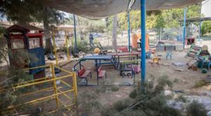 חצר גן הילדים בעוטף עזה שספג פגיעת פצמ"ר צילום: יונתן זינדל/פלאש 90 ביטחון